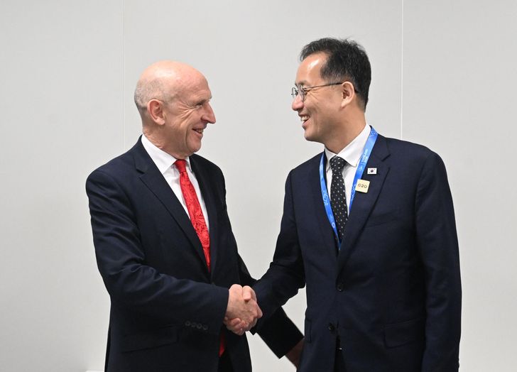 Finance Minister Lee Hyoung-il, right, shakes hands with his British counterpart, John Healey, in Bangkok, Friday. Courtesy of Ministry of Finance and Economy.