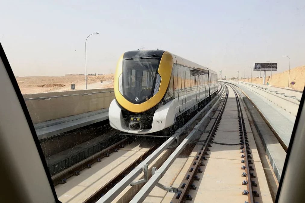 Expansão da Riyadh Metro com 94 trens no projeto de SR5,5 bilhões, aumentando a capacidade em 60%
