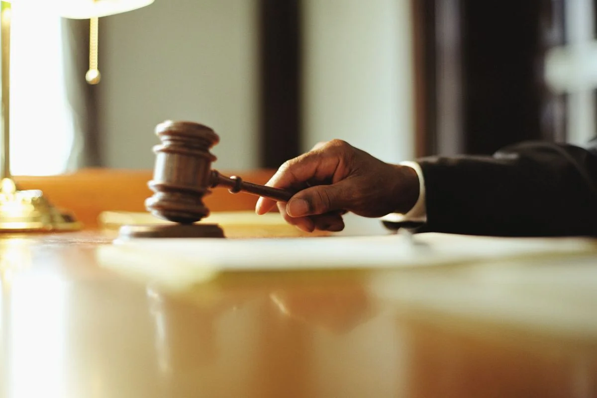 tjsp juiz batendo martelo em tribunal