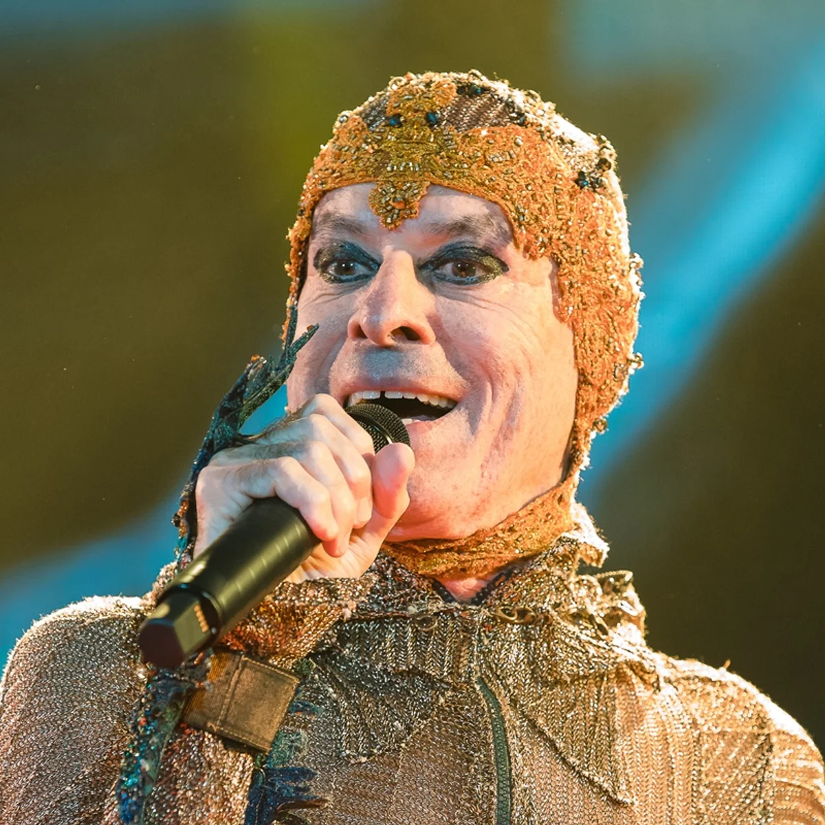 Ney Matogrosso adia show em MG após passar por cirurgia