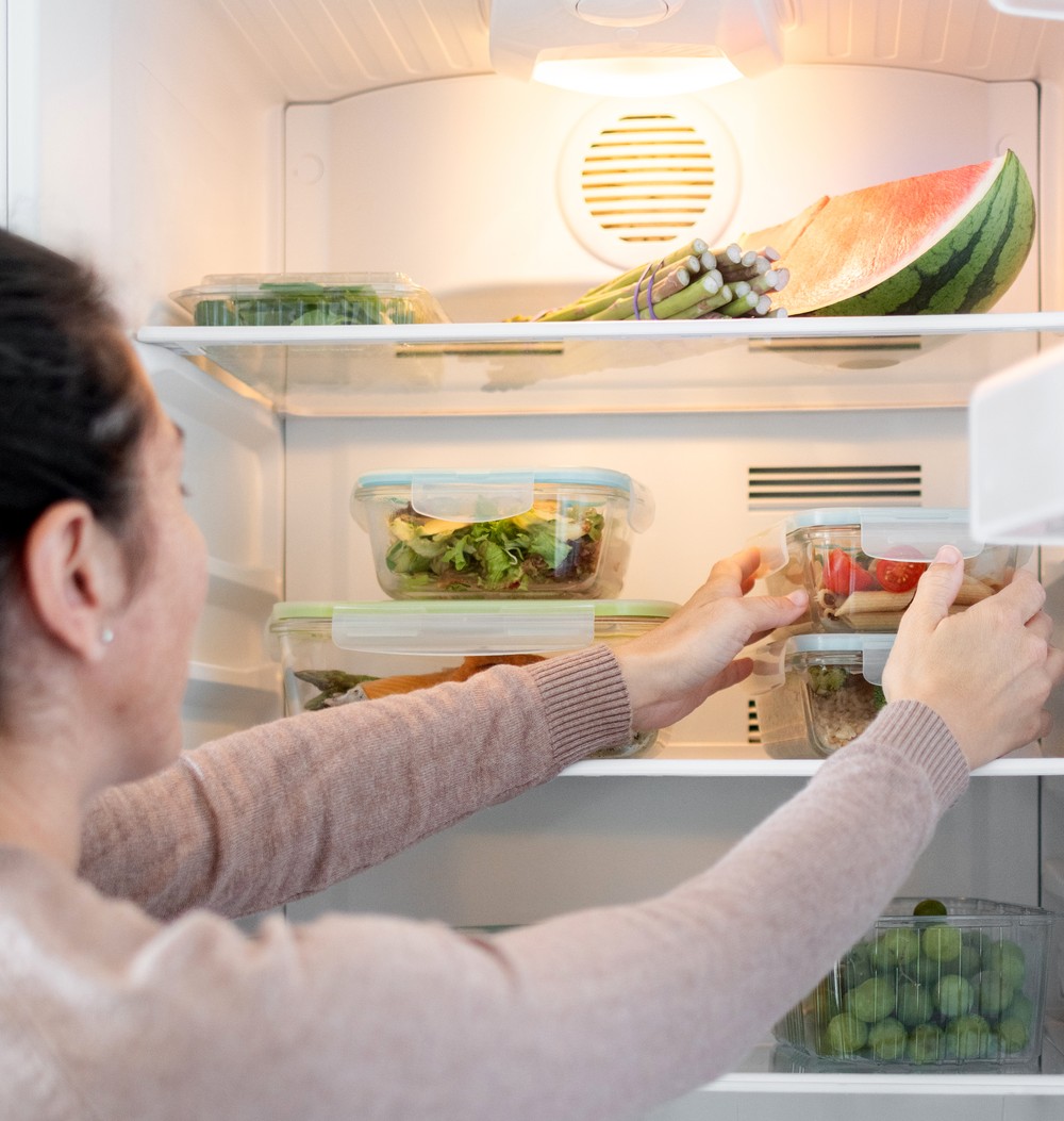 Organizar a geladeira sem obstruir as saídas de ar frio permite a melhor refrigeração — Foto: Resolução/Magnific (Freepik)