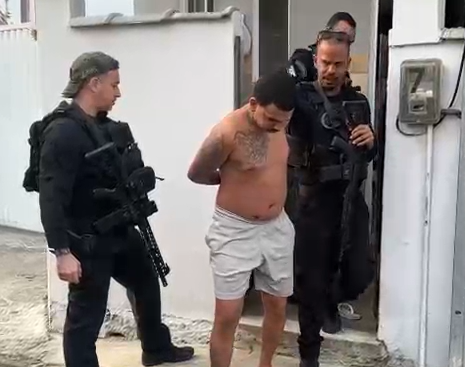 Polícia faz operação contra esquema de tráfico ligado ao CV com participação de PMs no RJ