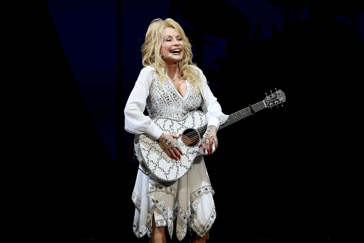 Miley Cyrus diz ter tido experiência sobrenatural com Dolly Parton