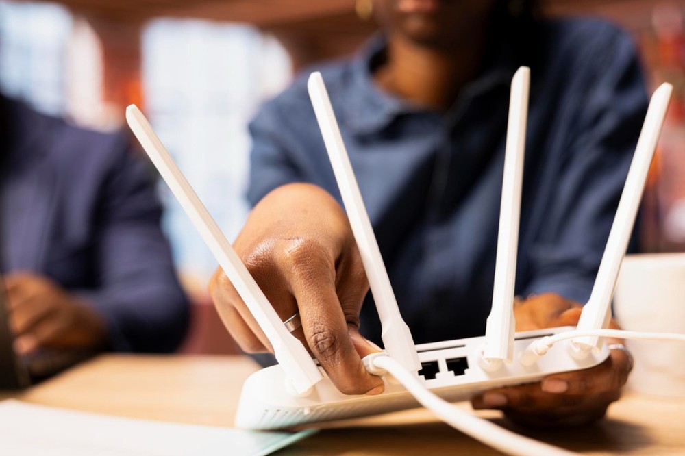 Eletrodomésticos e eletrônicos grandes, como TVs, monitores, gabinetes, geladeiras e portas metálicas, também podem bloquear o sinal de Wi-Fi em casa — Foto: Reprodução/Freepik