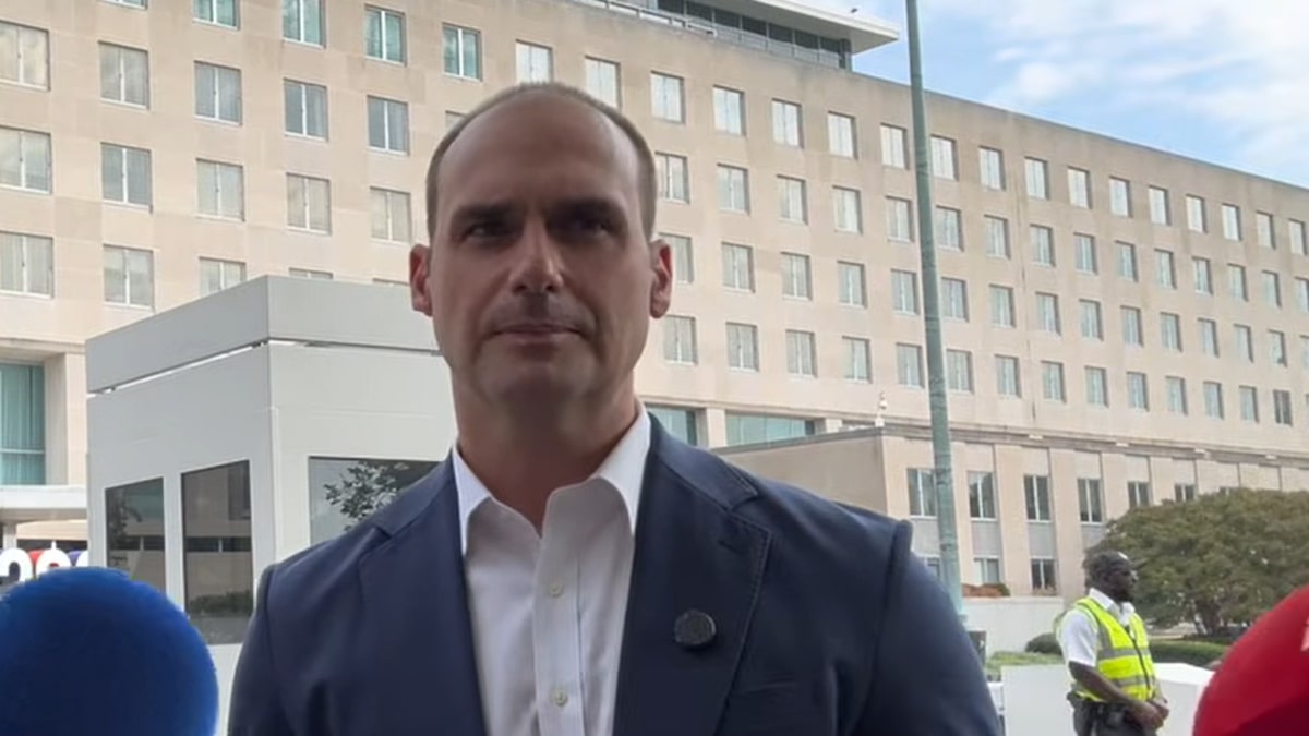 Em podcast, Eduardo Bolsonaro questiona urnas e defende que Flávio deixe o País se perder eleição