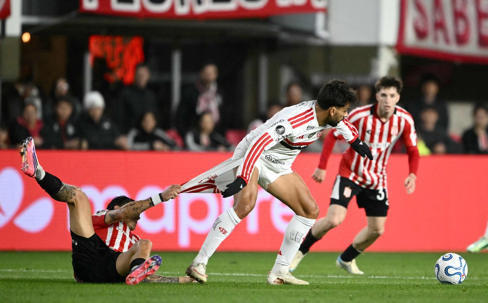 Paquetá em dividida em Flamengo x Estudiantes — Foto: Luis ROBAYO / AFP