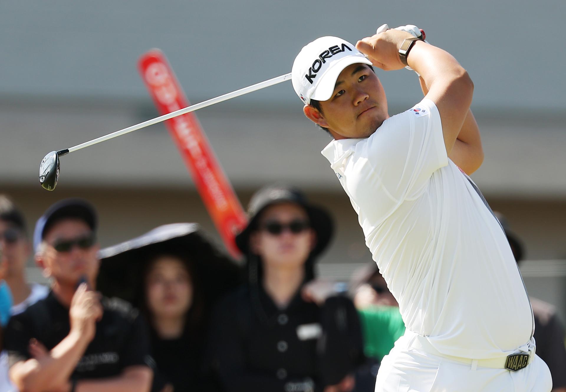 A campeã da PGA Tour Kim Joo-hyung conquistou a medalha de ouro no golfe masculino e ajudou o Coreia do Sul a ganhar a prata no evento por equipes