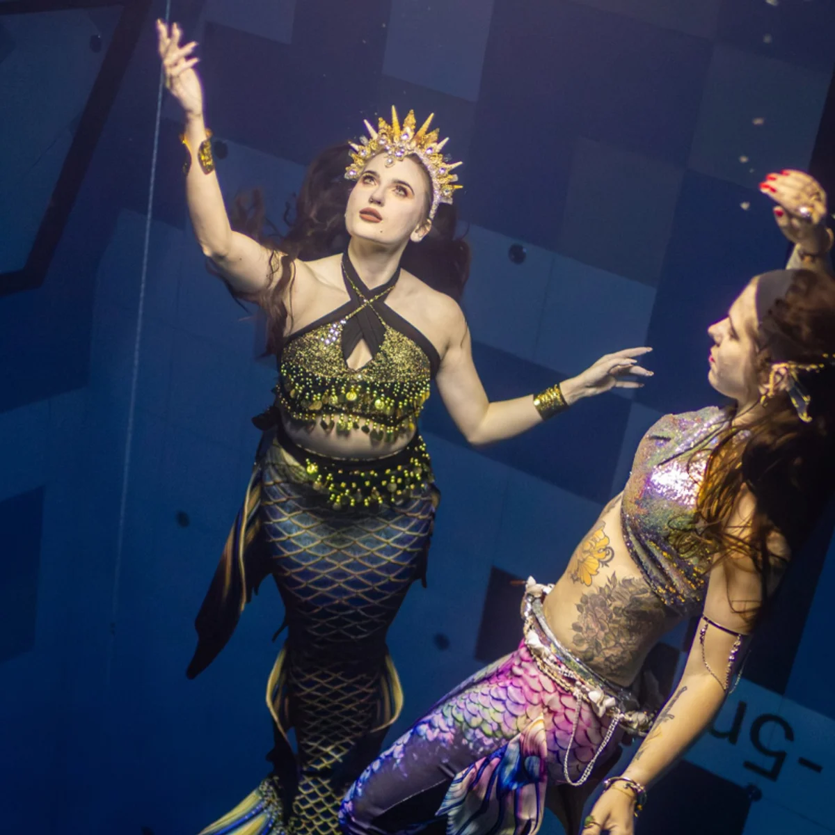 Mulheres disputam título de sereia na piscina mais profunda da Europa