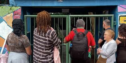 Eleitores em frente aos port&otilde;es fechados da Escola Estadual Rold&atilde;o Lopes de Barros, na Vila Mariana, zona sul de S&atilde;o Paulo Foto: Reprodu&ccedil;&atilde;o