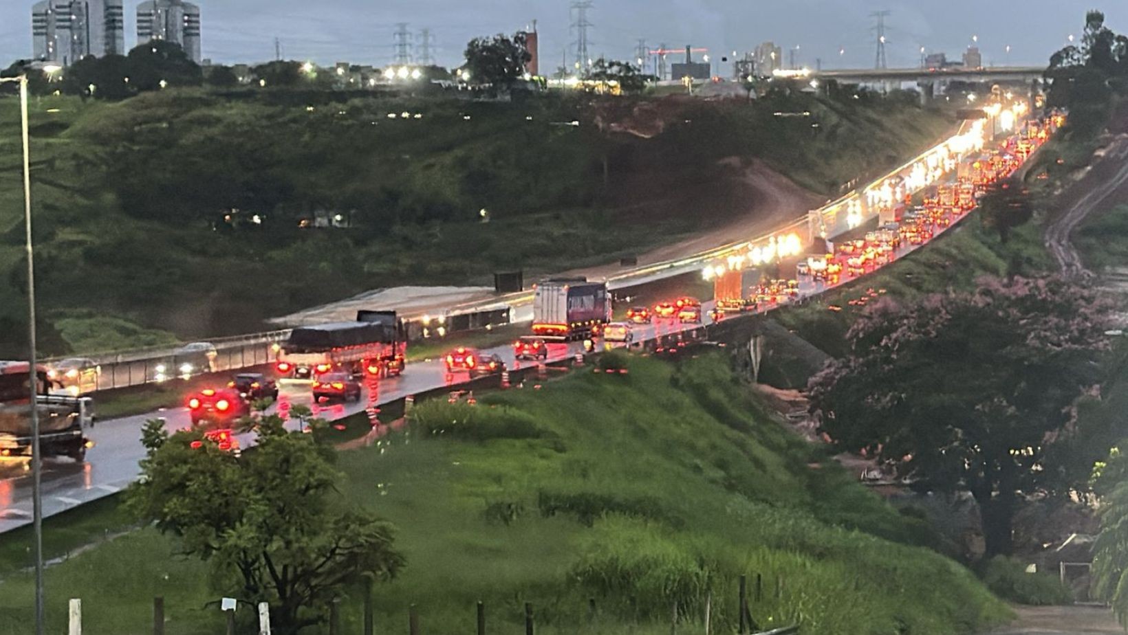 Feriado da Padroeira: mais de 4,5 milhões de veículos devem circular nas rodovias do Vale e região bragantina