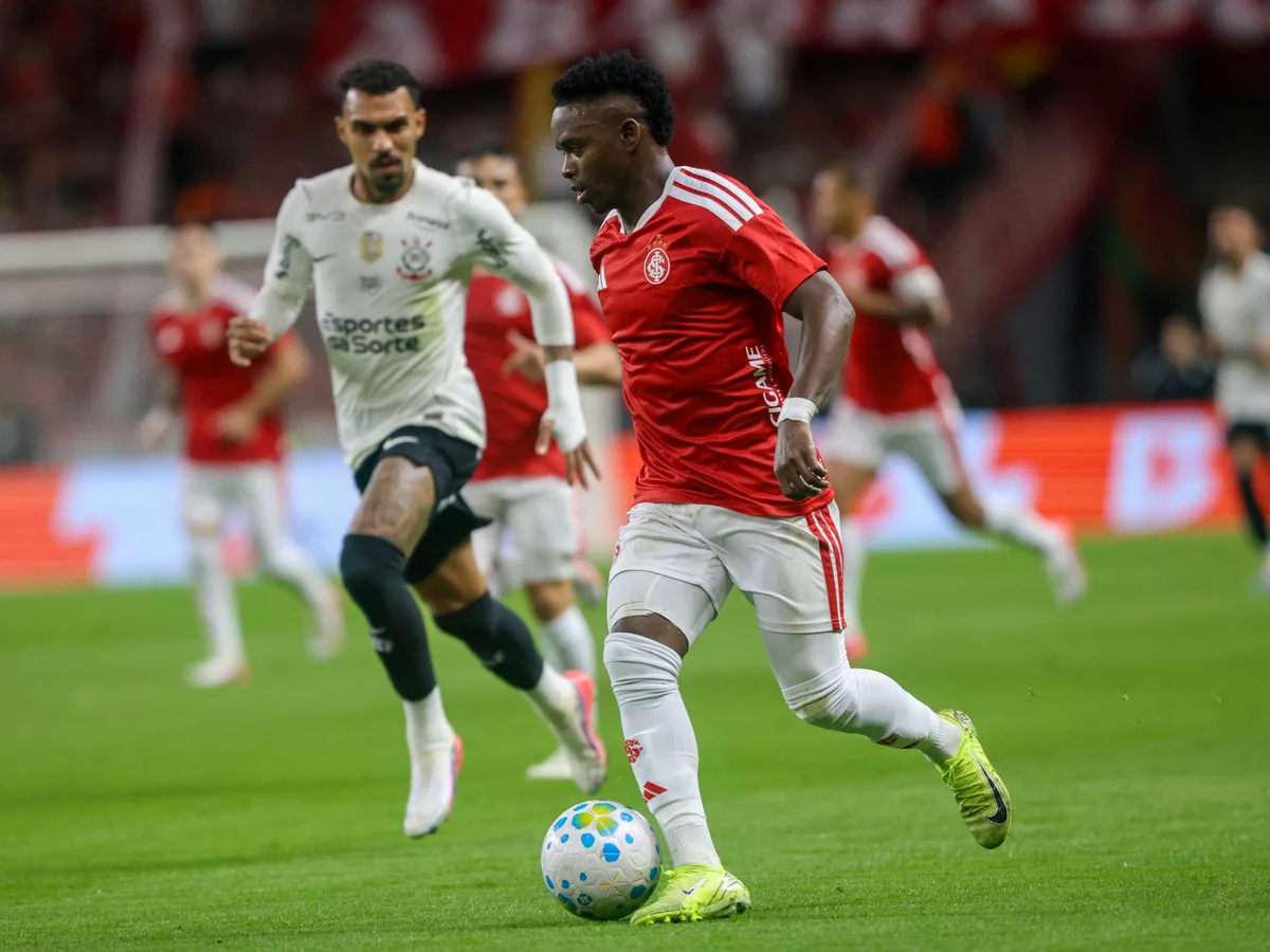 Veja as escalações de Internacional e Corinthians em duelo pelo Brasileirão