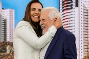 Carlos Alberto de Nóbrega e a esposa, Renata, posam nos bastidores do SBT