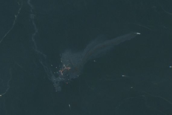 O Irã diz que dois petroleiros pegaram fogo após atingirem minas no Estreito de Ormuz