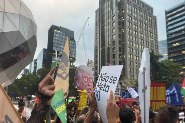 Ato contra a Meta em SP é marcado por críticas a Flávio, Trump e Zuckerberg