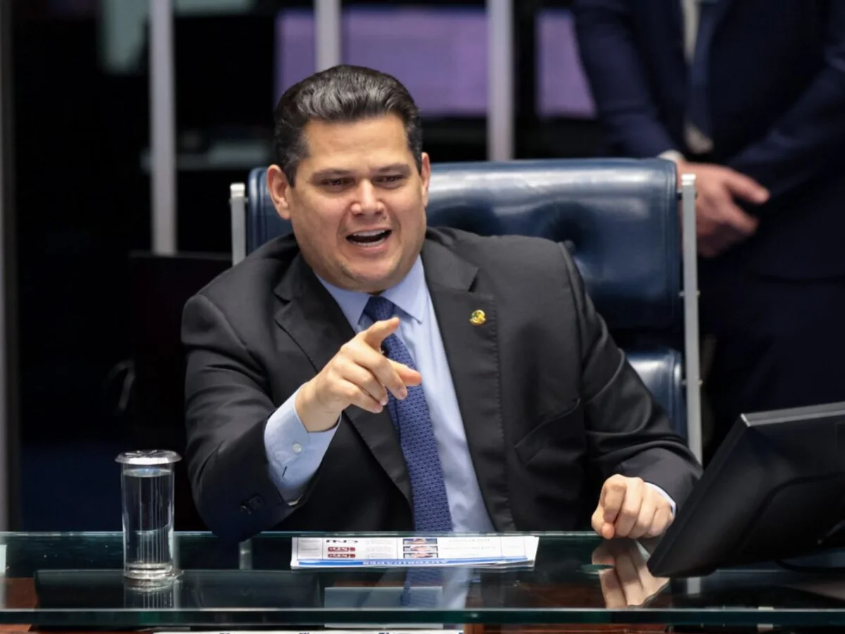 "Essa mudança é gigante", diz Alcolumbre ao abrir discussão do fim da 6x1