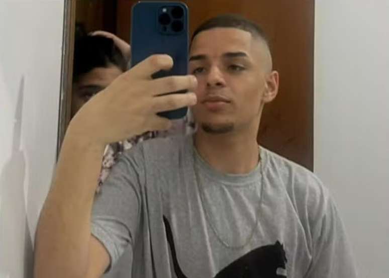Jovem de 20 anos morre após ser baleado 27 vezes por PMs; policiais dizem ter confundido celular com arma